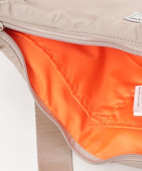 GUESS JEANS(ゲスジーンズ)の「GUESS JEANS Sm Crossbody ショルダーバッグ (ボディバッグ/ウエストポーチ・レディース・ブラック/ベージュ・ONE SIZE)」の19枚目の写真