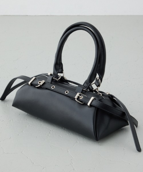 AZUL by moussy(アズールバイマウジー)の「ベルトデザインレクタングルハンドバッグ(ショルダーバッグ・レディース・グレイッシュベージュ/ブラック・FREE)」の2枚目の写真