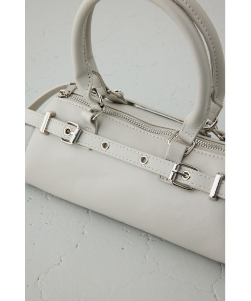 AZUL by moussy(アズールバイマウジー)の「ベルトデザインレクタングルハンドバッグ(ショルダーバッグ・レディース・グレイッシュベージュ/ブラック・FREE)」の3枚目の写真
