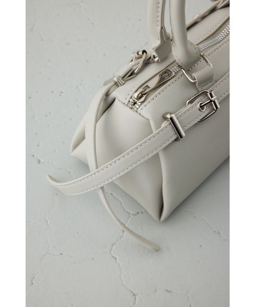 AZUL by moussy(アズールバイマウジー)の「ベルトデザインレクタングルハンドバッグ(ショルダーバッグ・レディース・グレイッシュベージュ/ブラック・FREE)」の4枚目の写真