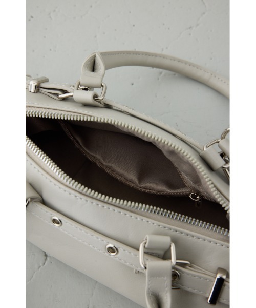 AZUL by moussy(アズールバイマウジー)の「ベルトデザインレクタングルハンドバッグ(ショルダーバッグ・レディース・グレイッシュベージュ/ブラック・FREE)」の5枚目の写真
