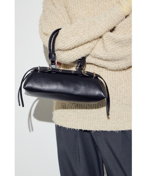 AZUL by moussy(アズールバイマウジー)の「ベルトデザインレクタングルハンドバッグ(ショルダーバッグ・レディース・グレイッシュベージュ/ブラック・FREE)」の7枚目の写真