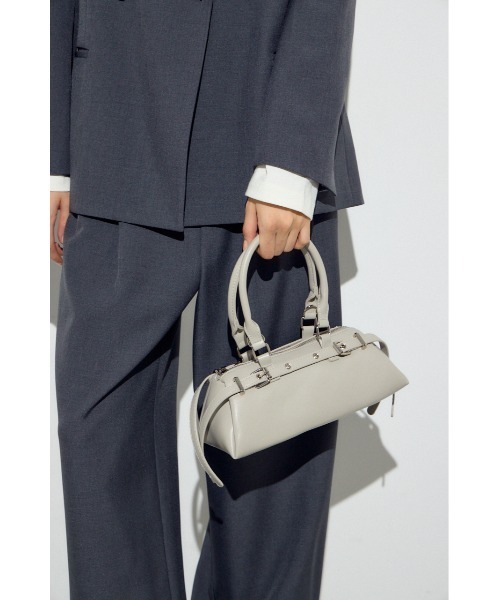 AZUL by moussy(アズールバイマウジー)の「ベルトデザインレクタングルハンドバッグ(ショルダーバッグ・レディース・グレイッシュベージュ/ブラック・FREE)」の19枚目の写真