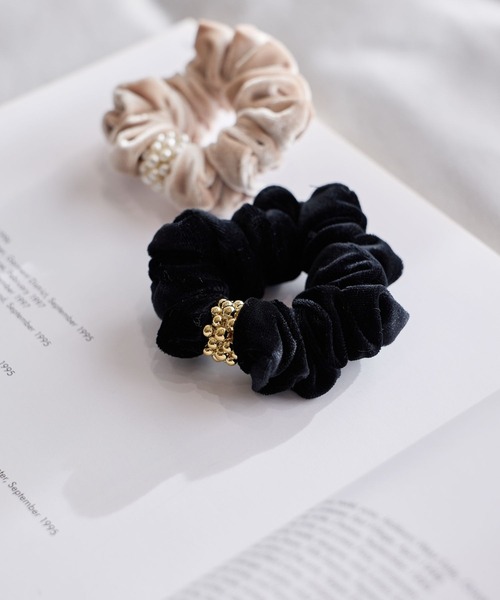 studio CLIP（スタディオクリップ）の「ベロアパール付きシュシュ（シュシュ・レディース・ブラック/ライトベージュ・FREE）」の3枚目の写真