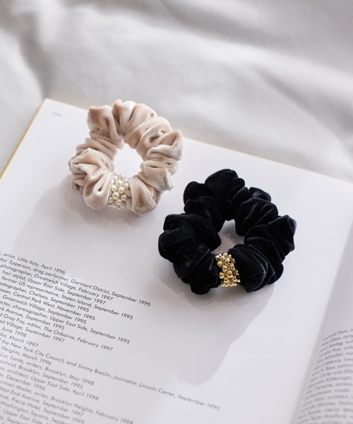 studio CLIP（スタディオクリップ）の「ベロアパール付きシュシュ（シュシュ・レディース・ブラック/ライトベージュ・FREE）」の7枚目の写真