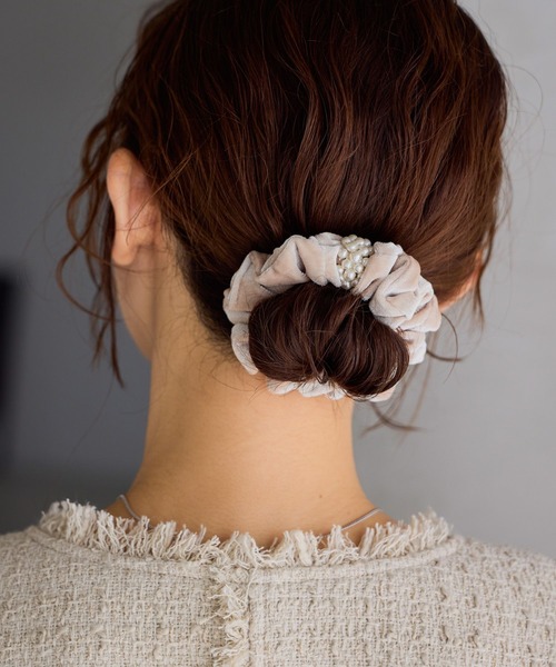 studio CLIP（スタディオクリップ）の「ベロアパール付きシュシュ（シュシュ・レディース・ブラック/ライトベージュ・FREE）」の5枚目の写真