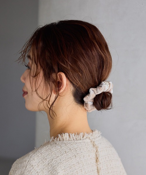 studio CLIP（スタディオクリップ）の「ベロアパール付きシュシュ（シュシュ・レディース・ブラック/ライトベージュ・FREE）」の4枚目の写真