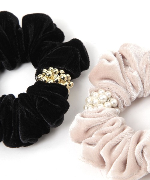 studio CLIP（スタディオクリップ）の「ベロアパール付きシュシュ（シュシュ・レディース・ブラック/ライトベージュ・FREE）」の6枚目の写真