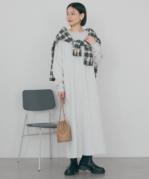 AMERICAN HOLIC(アメリカンホリック)の「スムース起毛ボックスシルエットワンピース(ワンピース・レディース・ライトグレー/チャコールグレー・M/L)」の2枚目の写真