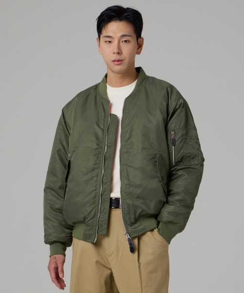 AOTT（アンアウトピット）の「ユニセックスオーバーサイズMA-1カーキ（VER - 2）（ブルゾン・レディース・カーキ・S/M/L）」の2枚目の写真