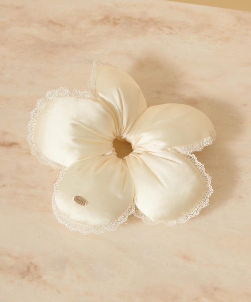 SNIDEL（スナイデル）の「フラワーシュシュ（シュシュ・レディース・アイボリー/ドット/ネイビー・F）」の3枚目の写真