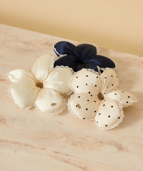 SNIDEL（スナイデル）の「フラワーシュシュ（シュシュ・レディース・アイボリー/ドット/ネイビー・F）」の4枚目の写真