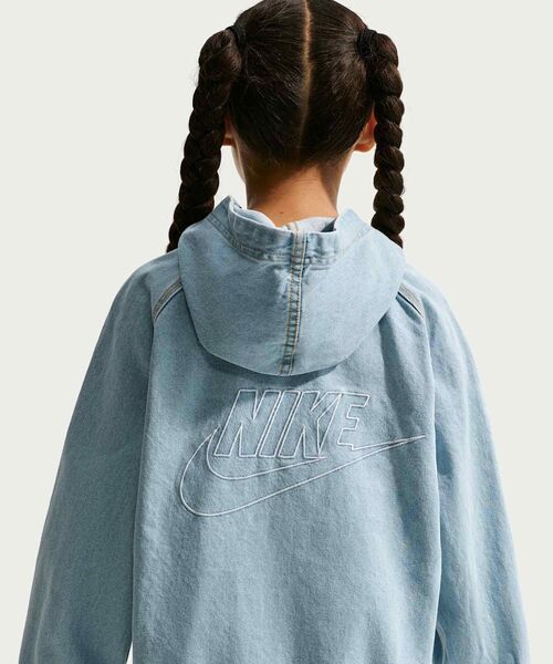 NIKE（ナイキ）の「《セットアップ対応商品》ナイキ スポーツウェア コレクション ジュニア フルジップ フーデッド デニム ジャケット / Nike Sportswear Collection Big Kids' Full-Zip Hooded Denim Jacket IF2306-436 Light Armory Blue（デニムジャケット・キッズ・ライトブルー・150/140/130/160）」の4枚目の写真