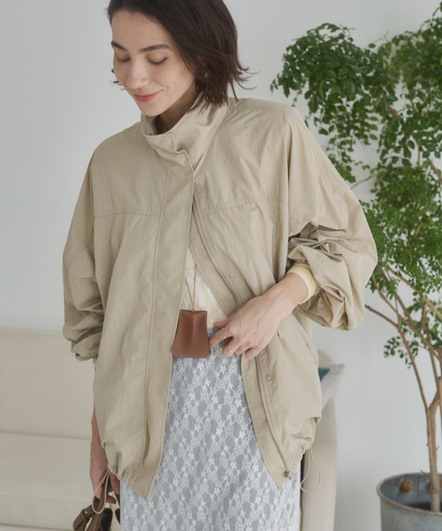 ANGIE（アンジー）の「スタンドカラーナイロンブルゾン（ブルゾン・レディース・アイボリー/ブラック/ベージュ・FREE）」の3枚目の写真