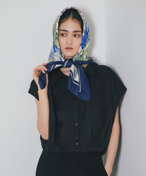ARVELLIA(アルベリア)の「TUCKED SHORT VEST(シャツ/ブラウス・レディース・ベージュ/ブラック・M)」の1枚目の写真