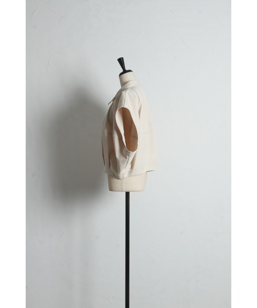 ARVELLIA(アルベリア)の「TUCKED SHORT VEST(シャツ/ブラウス・レディース・ベージュ/ブラック・M)」の17枚目の写真