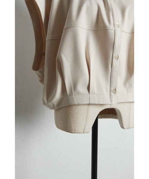 ARVELLIA(アルベリア)の「TUCKED SHORT VEST(シャツ/ブラウス・レディース・ベージュ/ブラック・M)」の22枚目の写真
