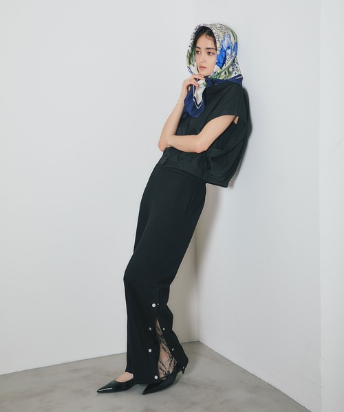ARVELLIA(アルベリア)の「TUCKED SHORT VEST(シャツ/ブラウス・レディース・ベージュ/ブラック・M)」の3枚目の写真