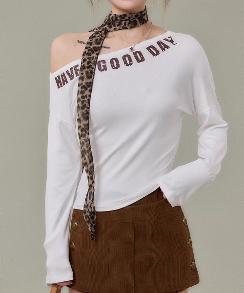 Riff(リフ)の「ワンショルロゴプリントトップス ヒョウ柄チョーカー付き(Tシャツ/カットソー・レディース・ブラック/ホワイト/ネイビー・FREE)」の2枚目の写真