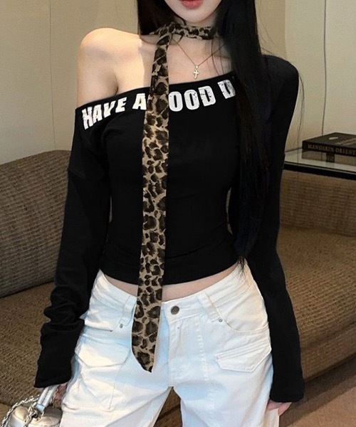 Riff(リフ)の「ワンショルロゴプリントトップス ヒョウ柄チョーカー付き(Tシャツ/カットソー・レディース・ブラック/ホワイト/ネイビー・FREE)」の3枚目の写真