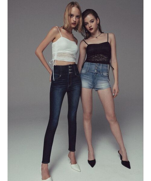 GYDA（ジェイダ）の「ハイウエストボタンBACKカーブクロスGYDA chainデニムショートパンツ（デニムパンツ・レディース・インディゴブルー/ライトブルー・MEDIUM/SMALL/X-SMALL）」の17枚目の写真