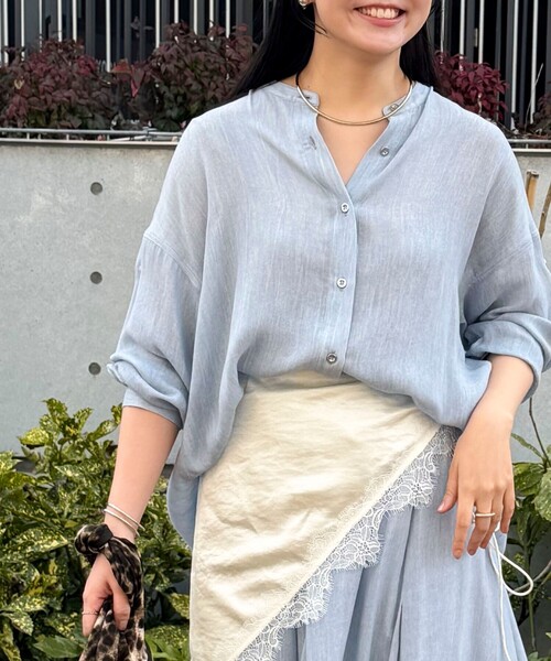 MICO COULIER（ミコクリエ）の「シアーデニムバンドカラーシャツ（シャツ/ブラウス・レディース・ネイビー/サックスブルー・38）」の2枚目の写真