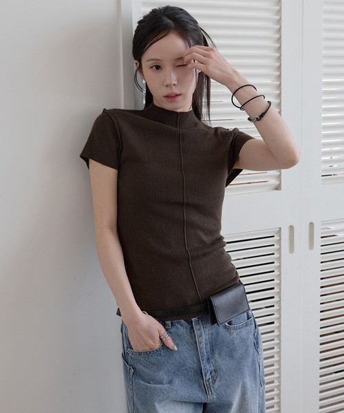 UNE MANSION(ユヌマンション)の「ハーフネックセンターラインバックシェルボタン半袖ニット(Tシャツ/カットソー・レディース・ブラウン/アイボリー/ブラック/グレー・FREE)」の1枚目の写真
