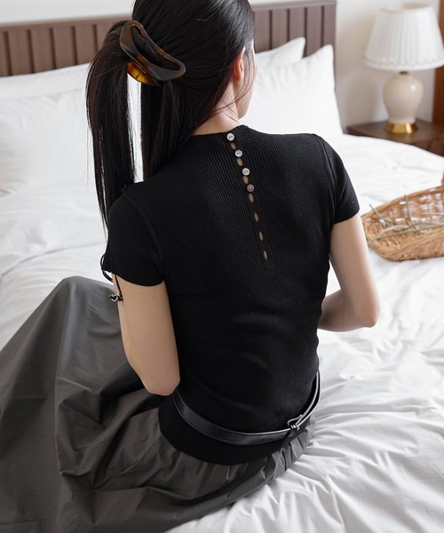 UNE MANSION(ユヌマンション)の「ハーフネックセンターラインバックシェルボタン半袖ニット(Tシャツ/カットソー・レディース・ブラウン/アイボリー/ブラック/グレー・FREE)」の3枚目の写真