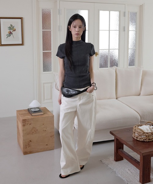 UNE MANSION(ユヌマンション)の「ハーフネックセンターラインバックシェルボタン半袖ニット(Tシャツ/カットソー・レディース・ブラウン/アイボリー/ブラック/グレー・FREE)」の7枚目の写真