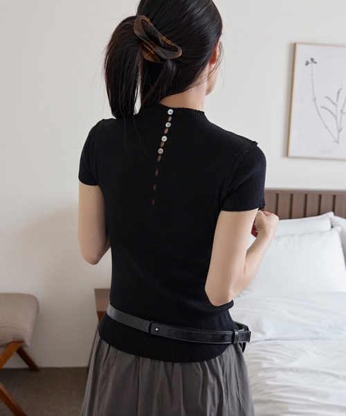 UNE MANSION(ユヌマンション)の「ハーフネックセンターラインバックシェルボタン半袖ニット(Tシャツ/カットソー・レディース・ブラウン/アイボリー/ブラック/グレー・FREE)」の13枚目の写真