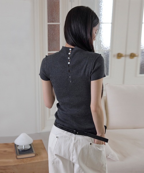 UNE MANSION(ユヌマンション)の「ハーフネックセンターラインバックシェルボタン半袖ニット(Tシャツ/カットソー・レディース・ブラウン/アイボリー/ブラック/グレー・FREE)」の19枚目の写真