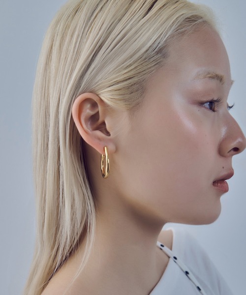 GOLDY(ゴールディ)の「【金属アレルギー軽減】ニュアンス ワイド フープ ステンレスピアス(ピアス(両耳用)・レディース・シルバー/ゴールド・FREE)」の3枚目の写真