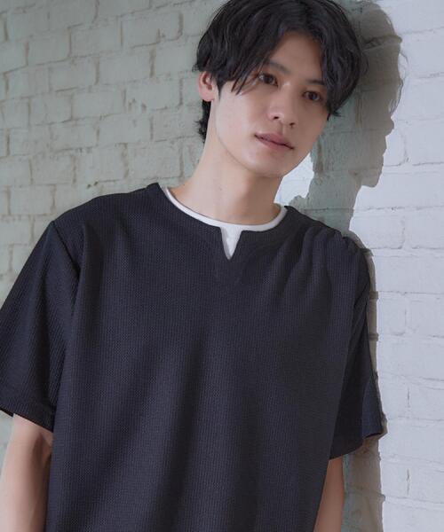 THE SHOP TK (ザ ショップ ティーケー )の「【一枚でコーディネートが完成!】レイヤード風 キーネック 半袖Tシャツ 洗濯機OK(Tシャツ/カットソー・メンズ・ダークブラウン/ブルーグリーン/ブラック/オフホワイト/ネイビー/ライトグレー/モスグリーン/ライトベージュ・04/02/03)」の2枚目の写真