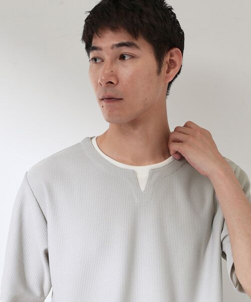 THE SHOP TK (ザ ショップ ティーケー )の「【一枚でコーディネートが完成!】レイヤード風 キーネック 半袖Tシャツ 洗濯機OK(Tシャツ/カットソー・メンズ・ダークブラウン/ブルーグリーン/ブラック/オフホワイト/ネイビー/ライトグレー/モスグリーン/ライトベージュ・04/02/03)」の19枚目の写真