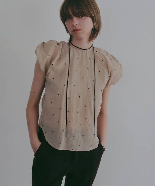 MANOF(マノフ)の「DOT EMBROIDERY BLOUSE(シャツ/ブラウス・レディース・ブラック/アイボリー/ベージュ・F)」の3枚目の写真