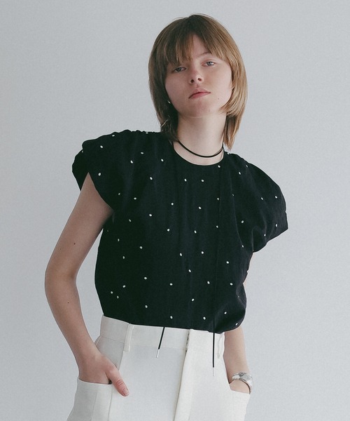 MANOF(マノフ)の「DOT EMBROIDERY BLOUSE(シャツ/ブラウス・レディース・ブラック/アイボリー/ベージュ・F)」の1枚目の写真