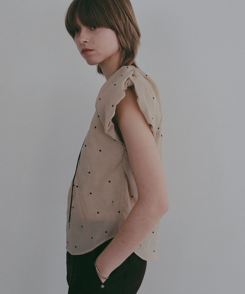 MANOF(マノフ)の「DOT EMBROIDERY BLOUSE(シャツ/ブラウス・レディース・ブラック/アイボリー/ベージュ・F)」の4枚目の写真
