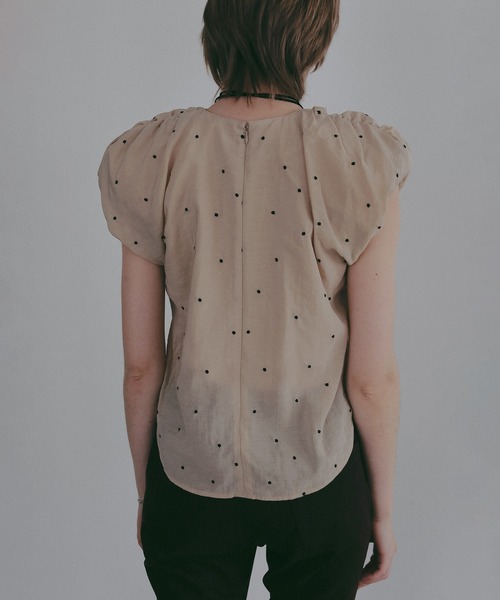 MANOF(マノフ)の「DOT EMBROIDERY BLOUSE(シャツ/ブラウス・レディース・ブラック/アイボリー/ベージュ・F)」の5枚目の写真