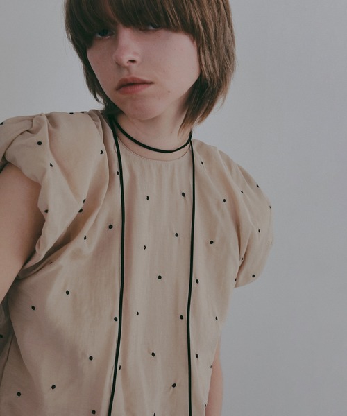 MANOF(マノフ)の「DOT EMBROIDERY BLOUSE(シャツ/ブラウス・レディース・ブラック/アイボリー/ベージュ・F)」の6枚目の写真