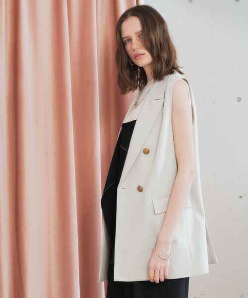 YECCA VECCA（イェッカヴェッカ）の「ドライタッチ金釦テーラードジレ（その他アウター・レディース・ライトベージュ/ブラウン/ブラック・FREE）」の5枚目の写真