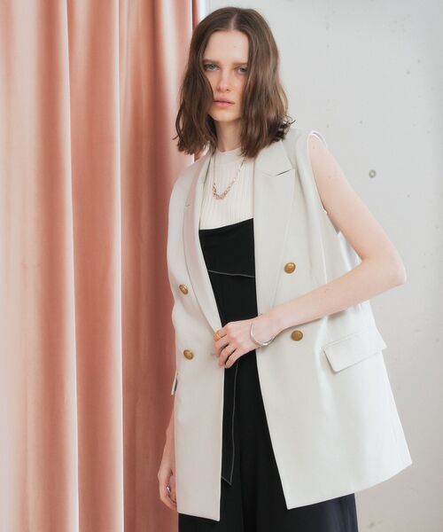 YECCA VECCA（イェッカヴェッカ）の「ドライタッチ金釦テーラードジレ（その他アウター・レディース・ライトベージュ/ブラウン/ブラック・FREE）」の4枚目の写真