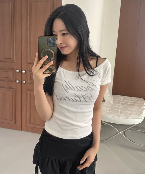 UNE MANSION(ユヌマンション)の「レタリングデザイン2WAYTシャツカットソー(Tシャツ/カットソー・レディース・ブラック/ホワイト・FREE)」の9枚目の写真