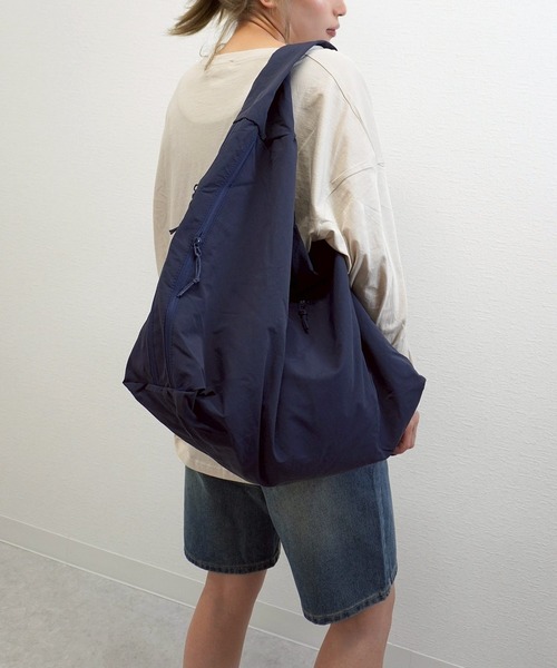 gossara(ゴサラ)の「【見た目以上の収納力】BIGワンショルダーBAG(ショルダーバッグ・レディース・ネイビー/アイボリー・FREE)」の2枚目の写真