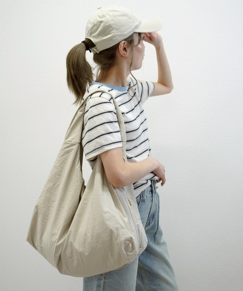 gossara(ゴサラ)の「【見た目以上の収納力】BIGワンショルダーBAG(ショルダーバッグ・レディース・ネイビー/アイボリー・FREE)」の1枚目の写真