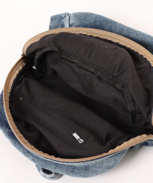 SNOOPY×OLD BETTY'S（スヌーピーカケルオールドベティーズ）の「スヌーピー【SNOOPY】Dumin Backpack (缶バッチ付き)（バックパック/リュック・レディース・ブルー・FREE）」の6枚目の写真