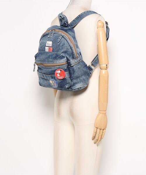 SNOOPY×OLD BETTY'S（スヌーピーカケルオールドベティーズ）の「スヌーピー【SNOOPY】Dumin Backpack (缶バッチ付き)（バックパック/リュック・レディース・ブルー・FREE）」の7枚目の写真
