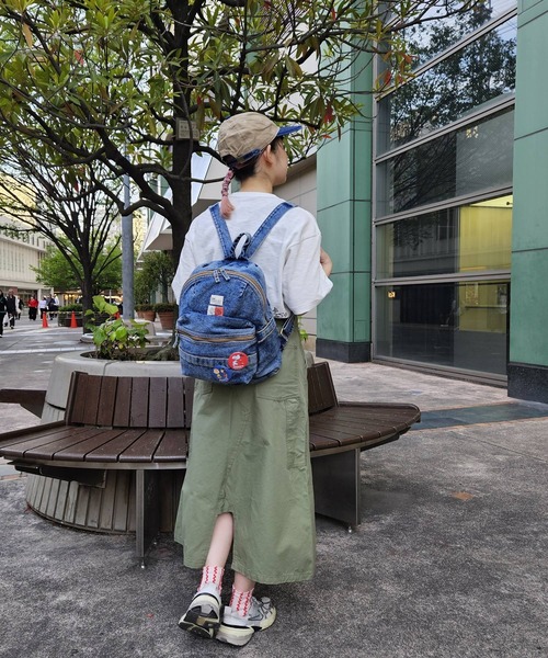 SNOOPY×OLD BETTY'S（スヌーピーカケルオールドベティーズ）の「スヌーピー【SNOOPY】Dumin Backpack (缶バッチ付き)（バックパック/リュック・レディース・ブルー・FREE）」の2枚目の写真