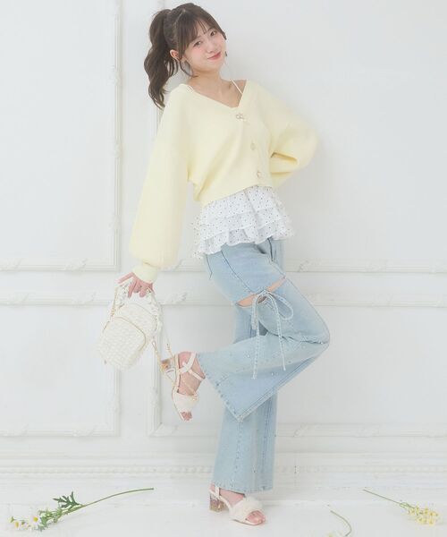 MAJESTIC LEGON(マジェスティックレゴン)の「スリットビジューフレアデニムパンツ(デニムパンツ・レディース・ブルー/グレー/サックスブルー・LARGE/MEDIUM/SMALL/X-SMALL)」の5枚目の写真