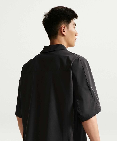 NIKE(ナイキ)の「ナイキ テック ヘリオス メンズ Dri-FIT ショートスリーブ トップ / Nike Tech Helios Men's Dri-FIT Short-Sleeve Top II2351-010 Black(シャツ/ブラウス・メンズ・ブラック・L/S/M/XL/2XL)」の16枚目の写真
