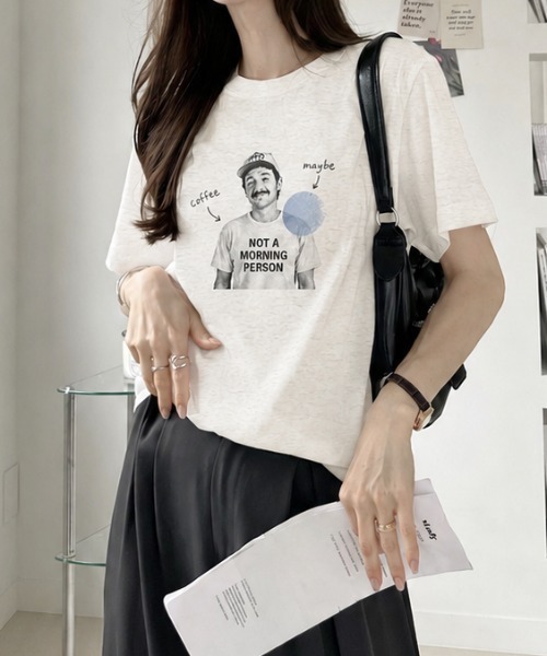 sowme.(ソウミー)の「ラフに着るだけでこなれ感◎ フォトプリント ロゴ ベーシック Tシャツ(Tシャツ/カットソー・レディース・オートミール/ホワイト系その他・SMALL/MEDIUM/LARGE)」の2枚目の写真